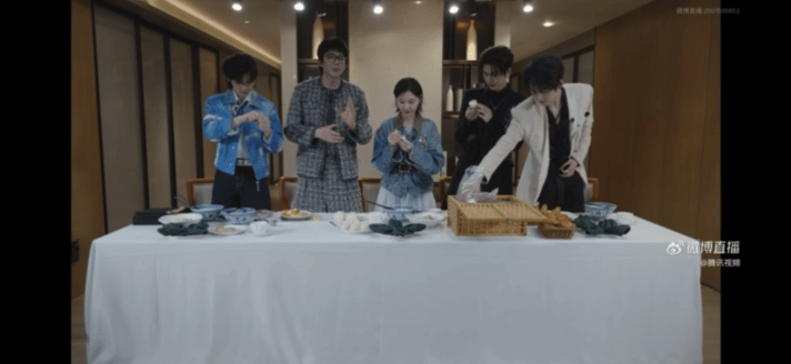 刘宇宁曝迪丽热巴录开推自带零食包刘宇宁说热巴准备了一整季的零食开始推理吧直播刘宇