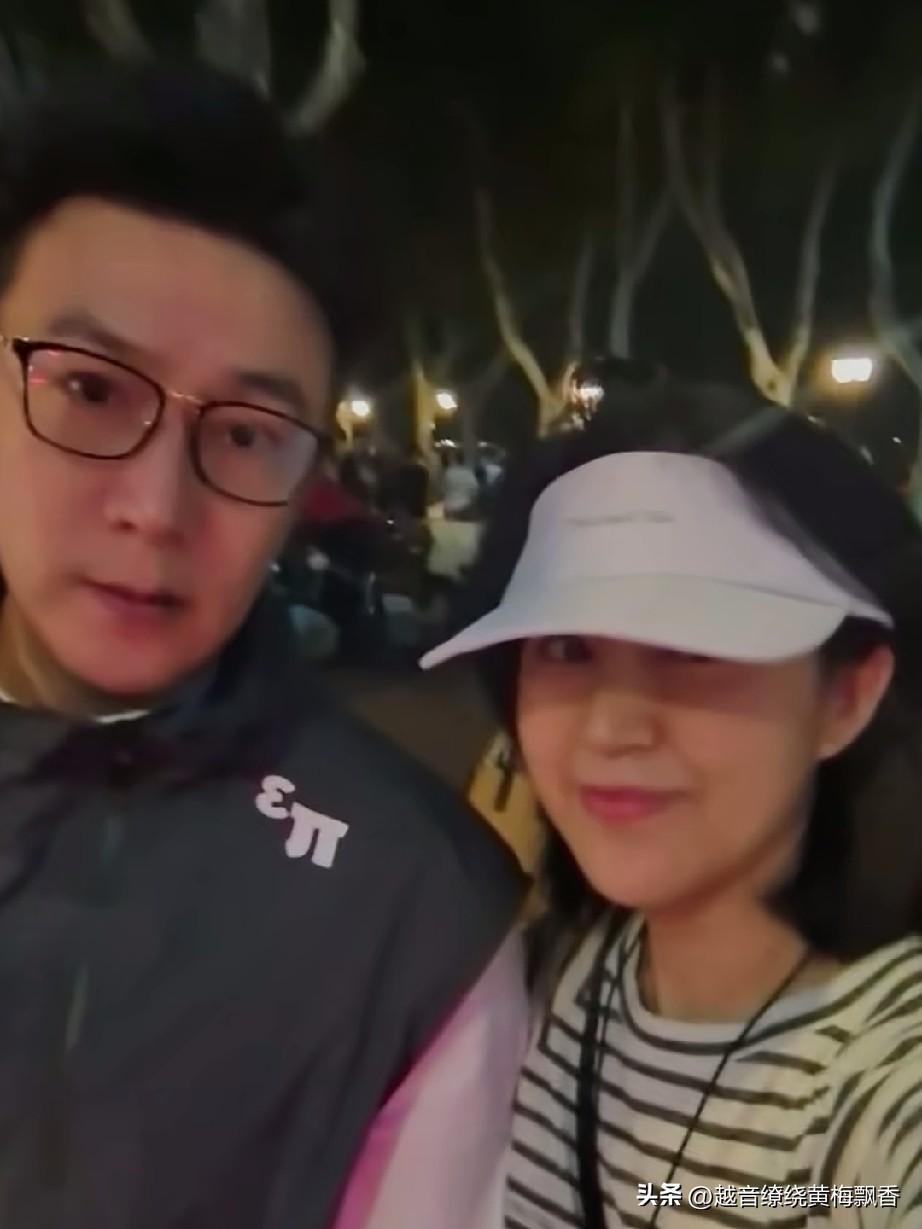 星期天，陆毅带全家人又出来吃饭了，这一家人都是高颜值呀，长的都很像的，陆毅和鲍蕾