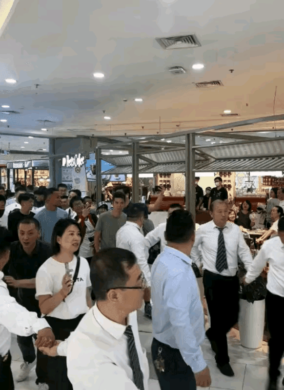 新加坡门将桑尼来到上海，保安开路，人群拥挤，他的待遇比得上高规格的明星。

他的