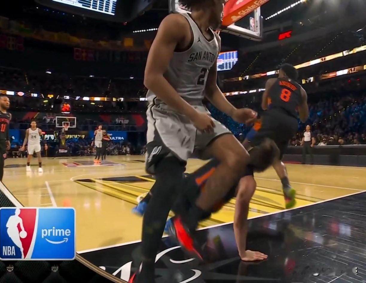 NBA杯决赛纽约尼克斯战胜马刺夺得冠军。上半场场面波澜不惊，双方分差不大，各项数