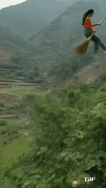 这位阿姨在空中扫落叶呢！A|制作动漫无奇不有。