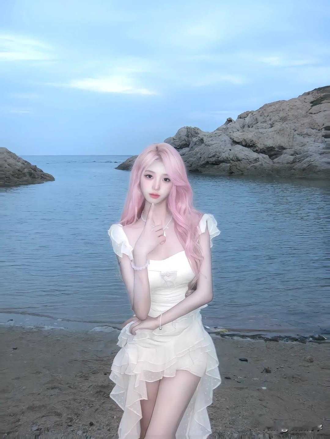 粉发少女海滩漫步，甜美与自然完美融合沙滩白裙少女 海滩活力少女