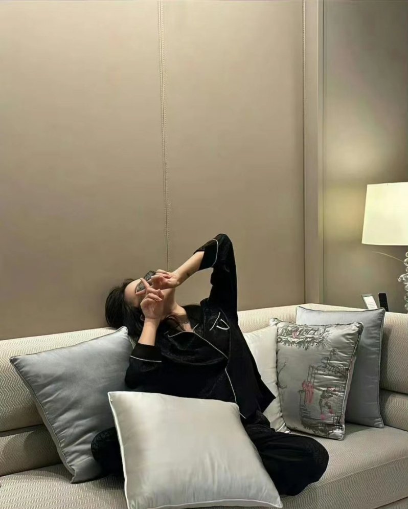 一个女孩子 赚钱是你唯一能抬起头的事 即使没有清晨熬好的粥 也没有灯火通明的家 