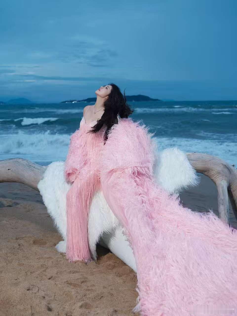 女明星ELLE出图 蔡文静ELLE大片太惊艳，简约穿搭穿出高级感，眼神里透着灵动