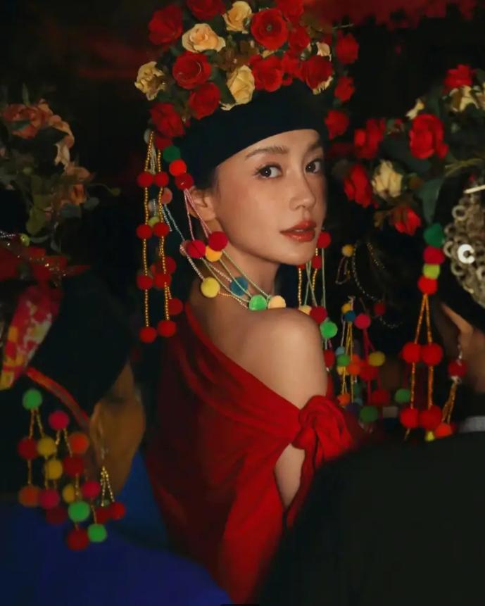 杨颖近日分享了一组迷人的新照片，并附上了这样一段文字：“在这片美丽的景迈山，我首