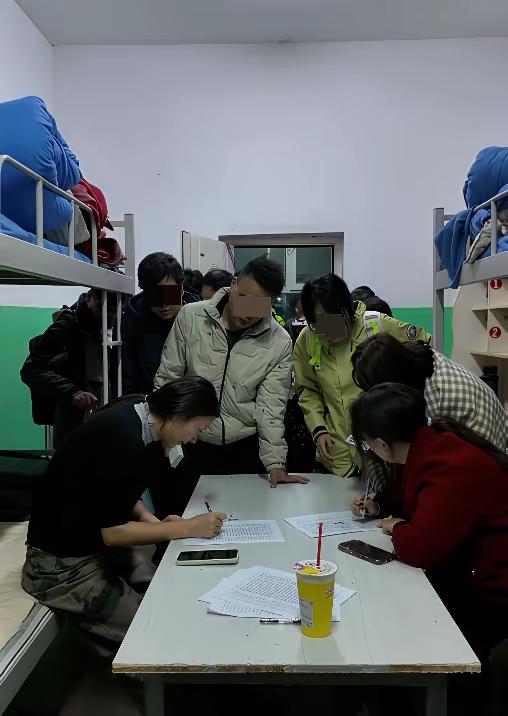 国庆假期青海祁连县两所中学102间宿舍收留了516名没地住宿的游客。不能说泼天富