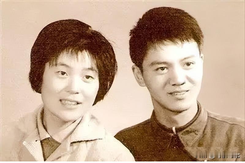 1979年，知青戴建国不顾家人的反对，硬娶痴傻的程玉风为妻。新婚夜，正当戴建国流