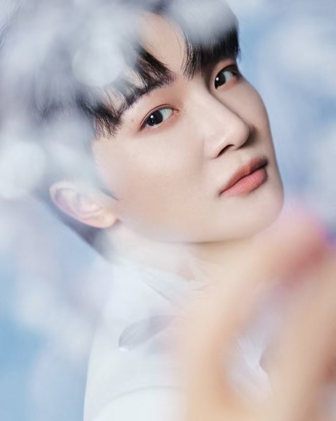 周深大鱼变大马 周深辽宁春晚太会玩梗！大鱼变“大马”太有趣，这机灵模样，让人笑到