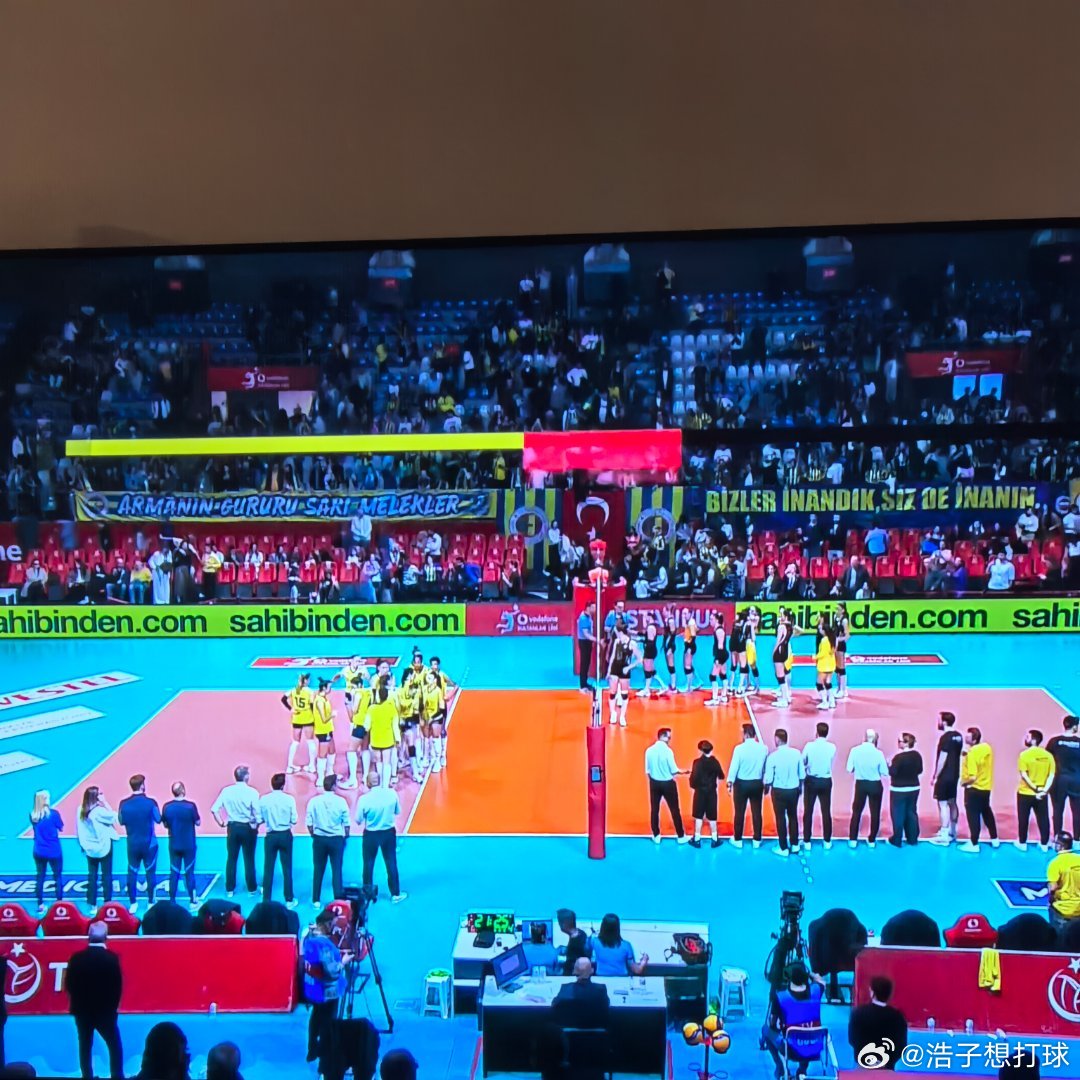 挣扎了两分，还是0-3落败，费内第一个主场就这么一边倒结束了…