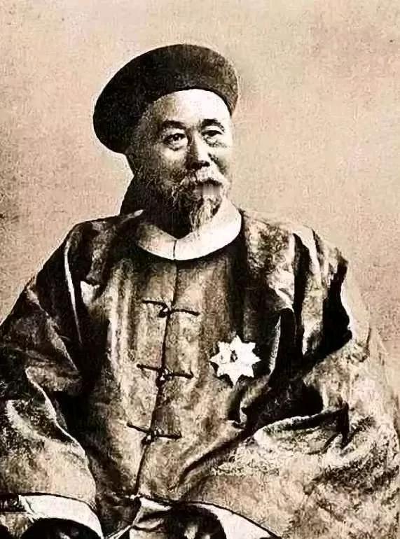 “给他们挂上去！”1958 年，众人将李鸿章夫妇的尸体挂在拖拉机后面，在街上游行