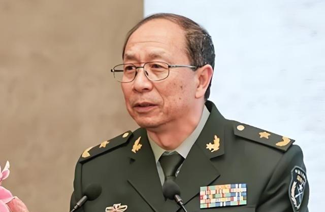 一次，记者曾问金一南：“为什么英国宁愿归还富得流油的香港，却以损失6艘军舰、10