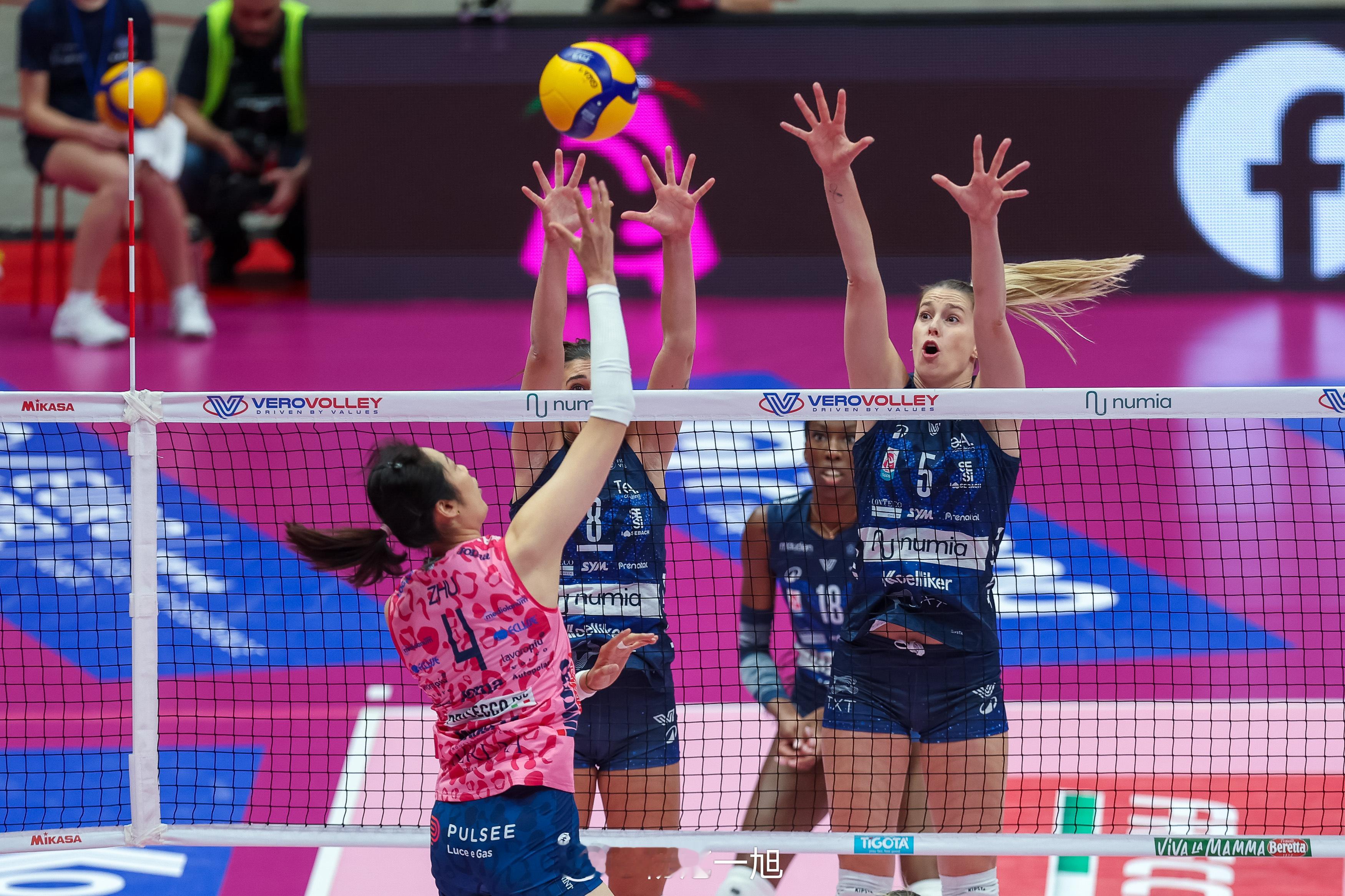 意甲女排第十轮，科内利亚诺客场以3-0(25-20、25-18、25-15)横扫