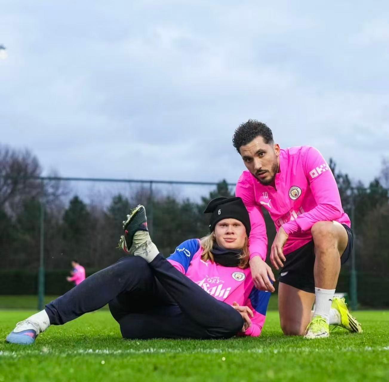 抱住狂亲耳机和哈宝