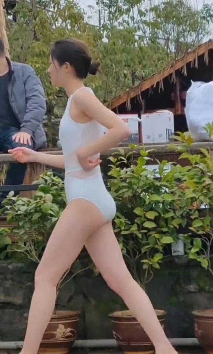 这一生，要面如清风的活着。不辜负美景，不错付真心，一辈子，烟火素净，悲喜从轻。