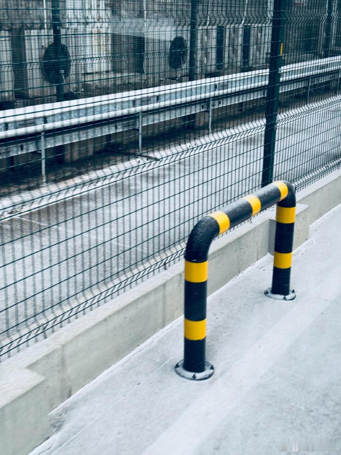 初雪降临之际，彭小苒迎来落地的惊喜，自然美景与生活喜悦相融，呈现纯粹治愈的美好瞬