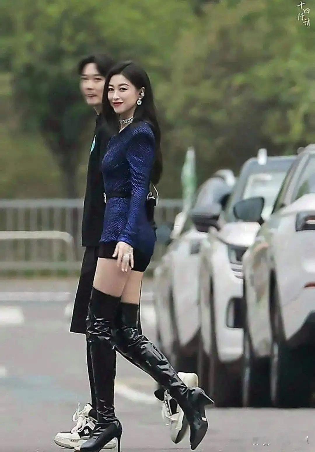 真的第一次见露脚趾的靴子，无法理解脑回路。 ​​​