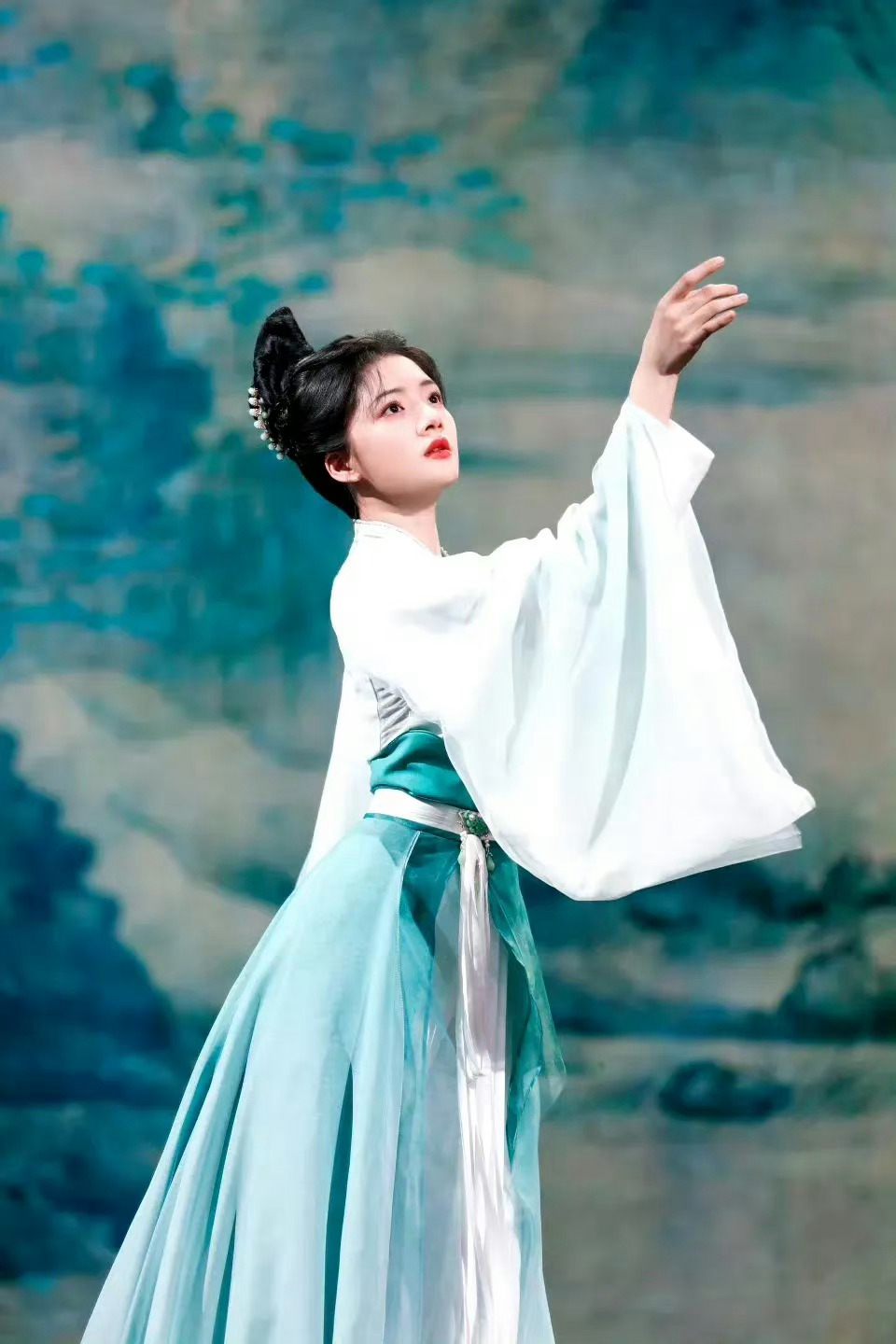 任敏在古装剧里面要是有舞台上这么漂亮，也不至于扑了那么多古装剧了吧 ​​​