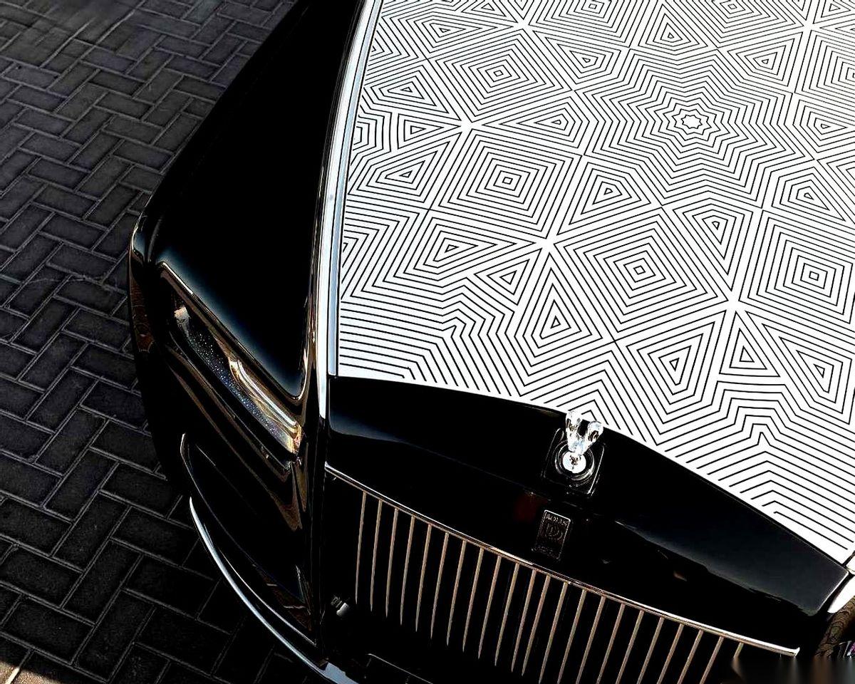 劳斯莱斯刚交了一台车，叫“幻影Arabesque”。
先别看别的，就看它的发动机