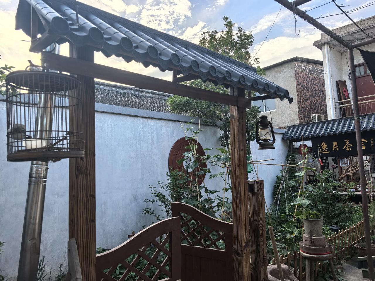 开农家院行吗？.春天我在老宅小院种下各类瓜果蔬菜，并规划种植，品茶，乘凉，烧烤餐