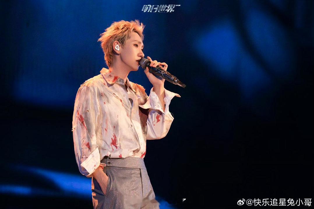 汪苏泷的拼了是拼了两件衣服全场期待拉满，以为汪苏泷脱衣放大招，结果层层叠穿揭晓谜