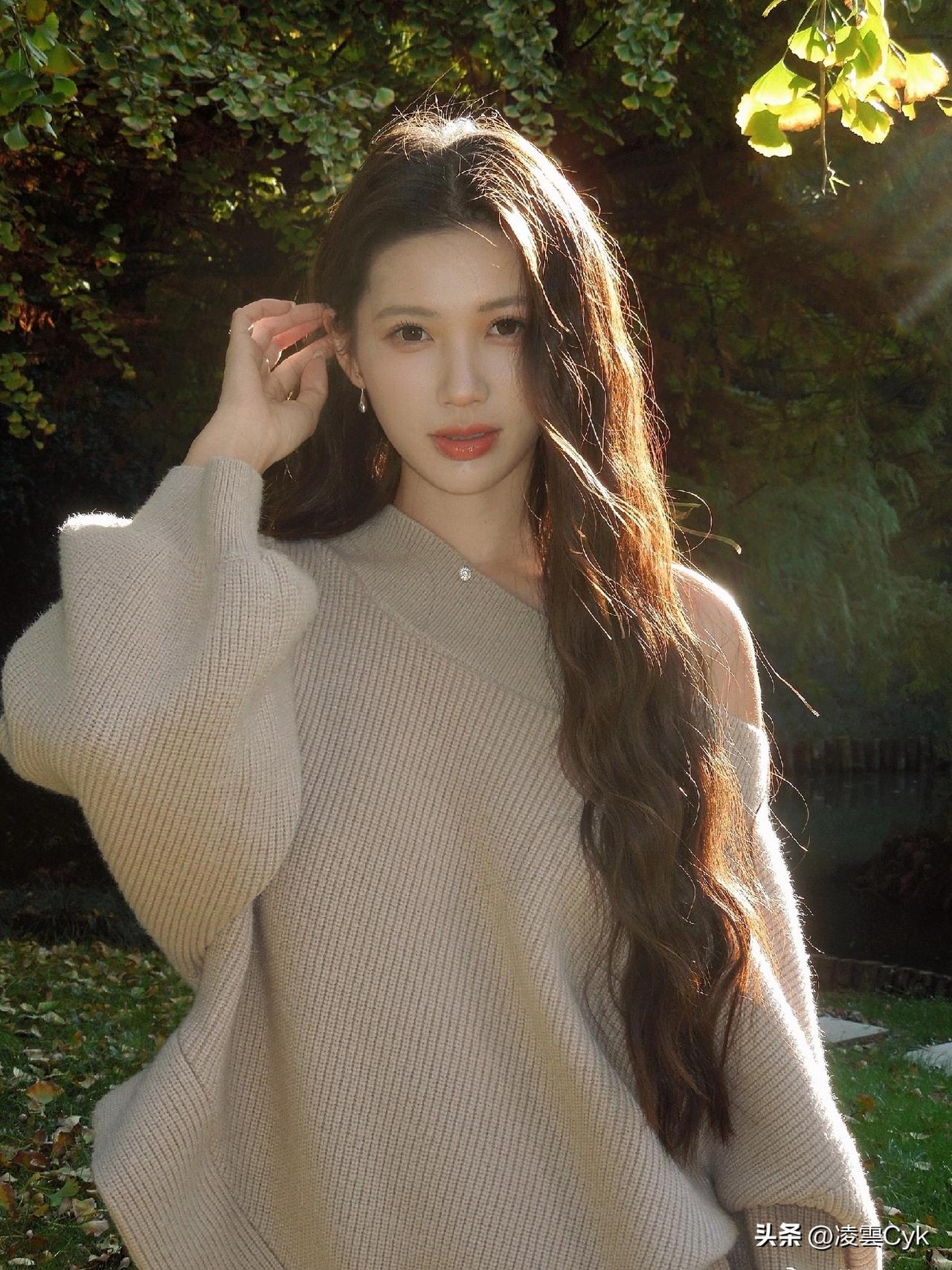 光影中绿意依旧繁盛的秋