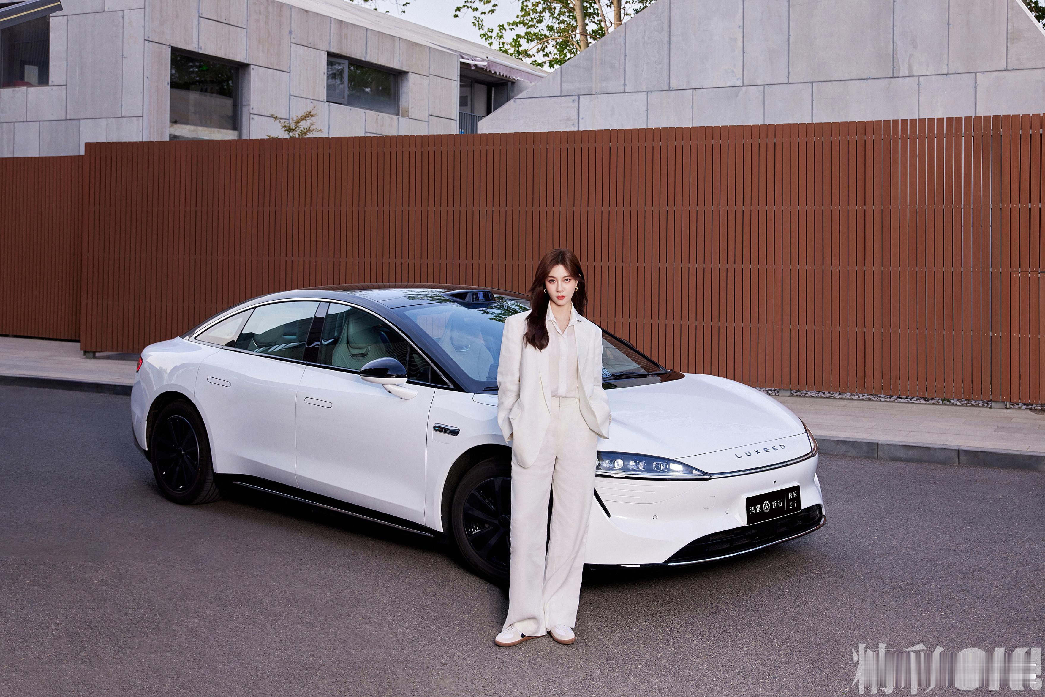 宋妍霏与智界S7放一起，我只能说一起“妍”值满分，而且这个车好白好美[doge]
