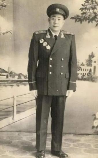 1950年，27军94师副政委杨家华，带着300名士兵抢了志愿军的军火库，副司令