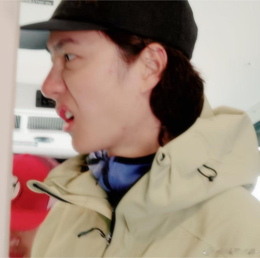 因为柜子太乱 直接震惊王一博了啊啊啊啊 这表情看一次笑一次啊哈哈哈哈