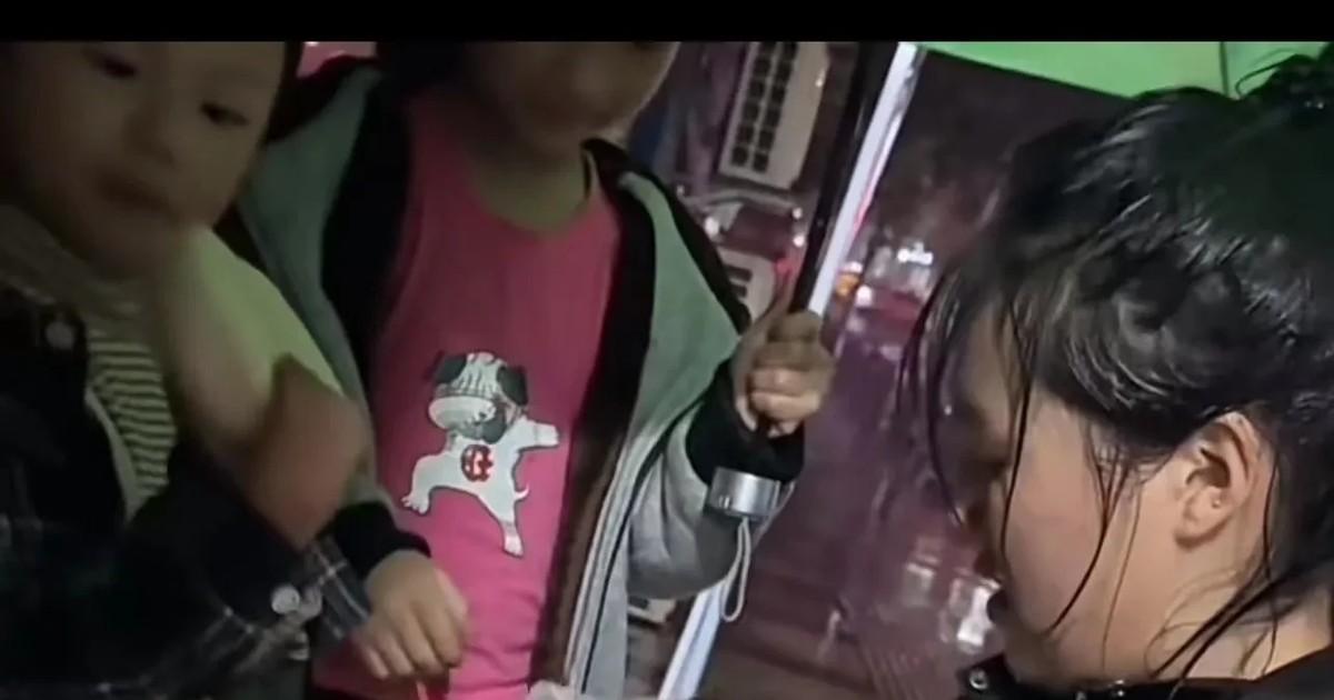 下雨天，男子看到一个女人带着两个孩子在路边卖竹笋，头发都淋湿了。男子就下车问她为