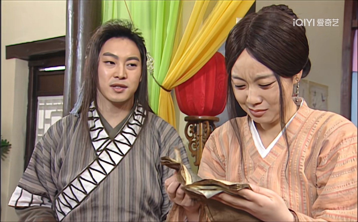 《我为湘玉存大钱》第120集老白也想看一下衡山派的剑谱，你不想给他看两个人争抢起