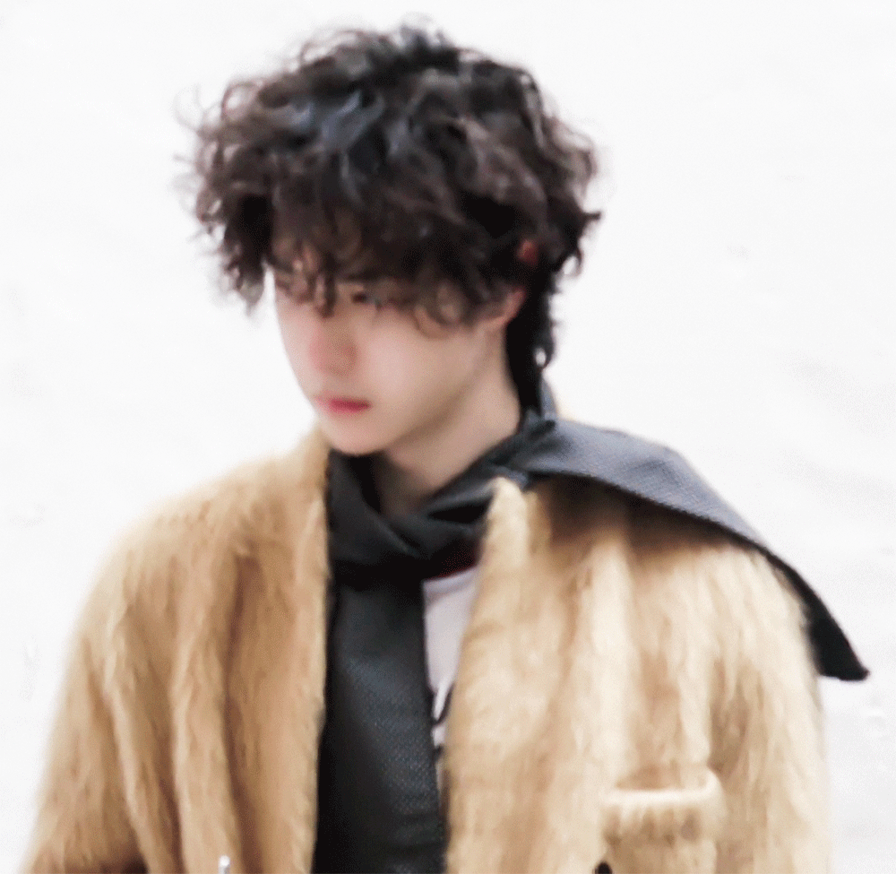 王一博不止一次素颜拍杂志了，甚至直接素颜上五大封面，这纯粹就看明星的时尚表现力了