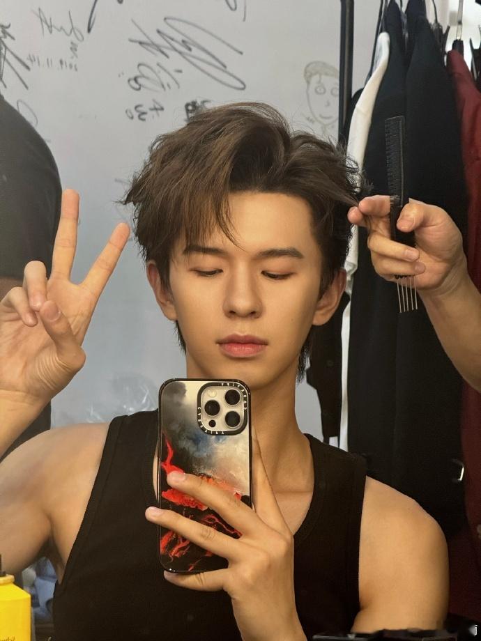 #何浩楠今日剪头手##何浩楠对镜比耶自拍#何浩楠以对镜比耶的方式展现今日剪头后的