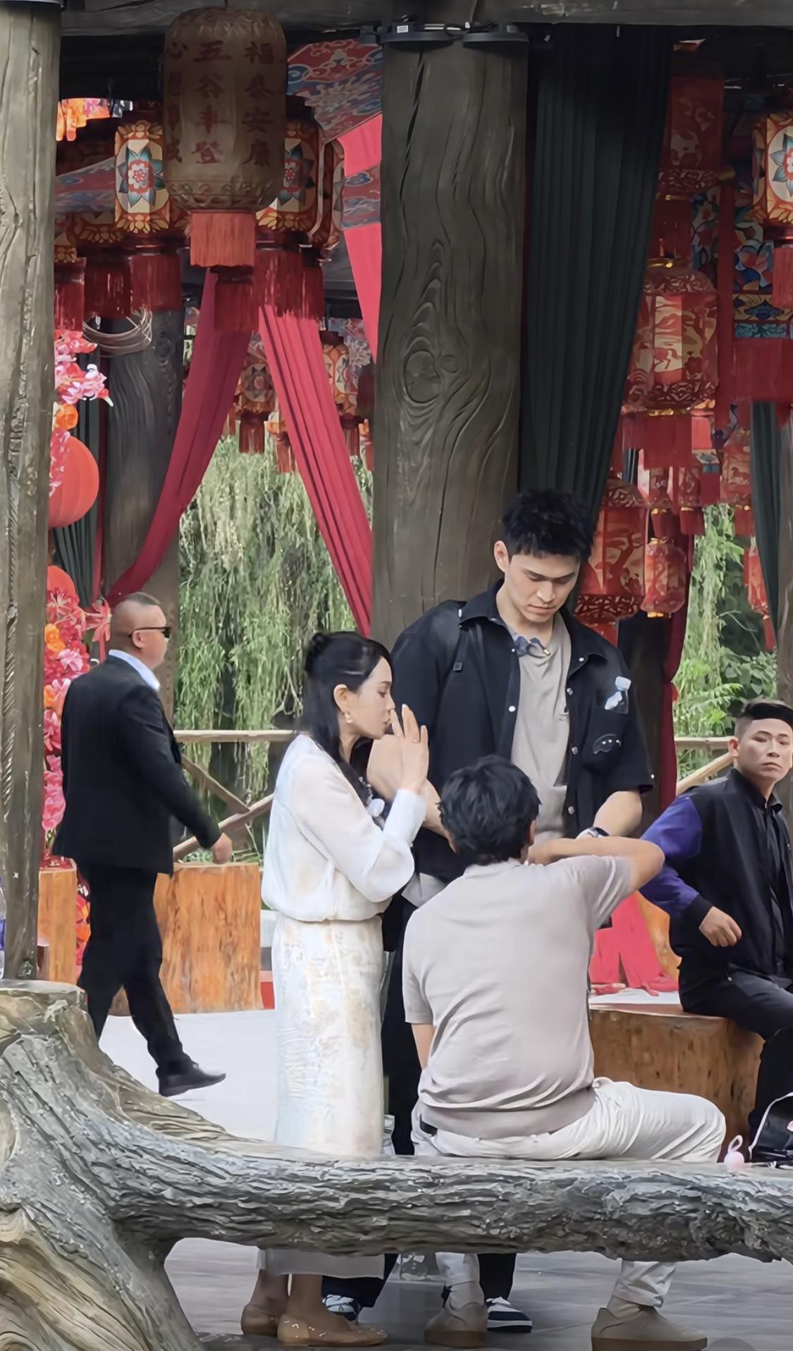 网友提议伊能静和孙杨一起过日子会很和谐。伊能静婉拒了，同时也帮秦昊婉拒了。

伊