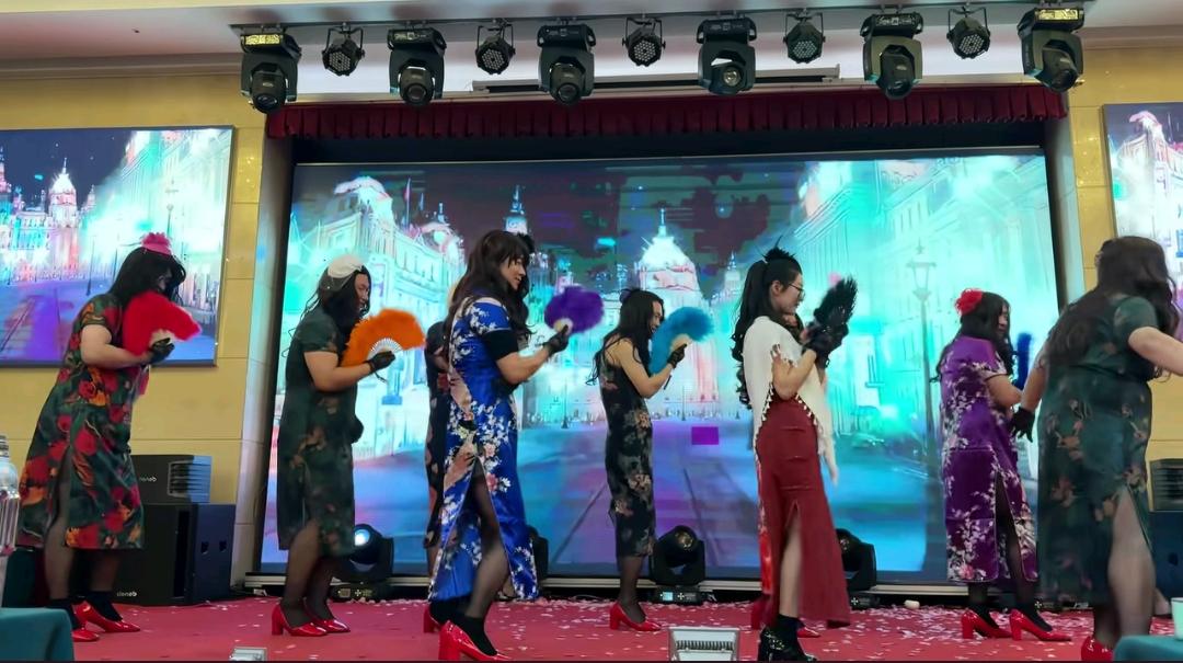 这一年又结束了，年会整起来，男人版夜上海，也是好搞笑的。
各位男人们，都偷感好重