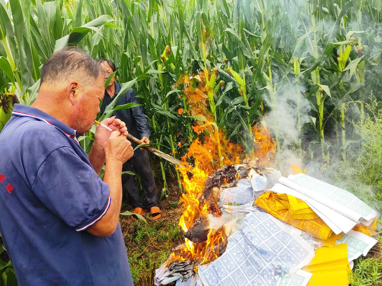 农历7月15是烧纸的日子，今天早晨7点左右就不下雨了，好像是老天爷让人们能顺利上