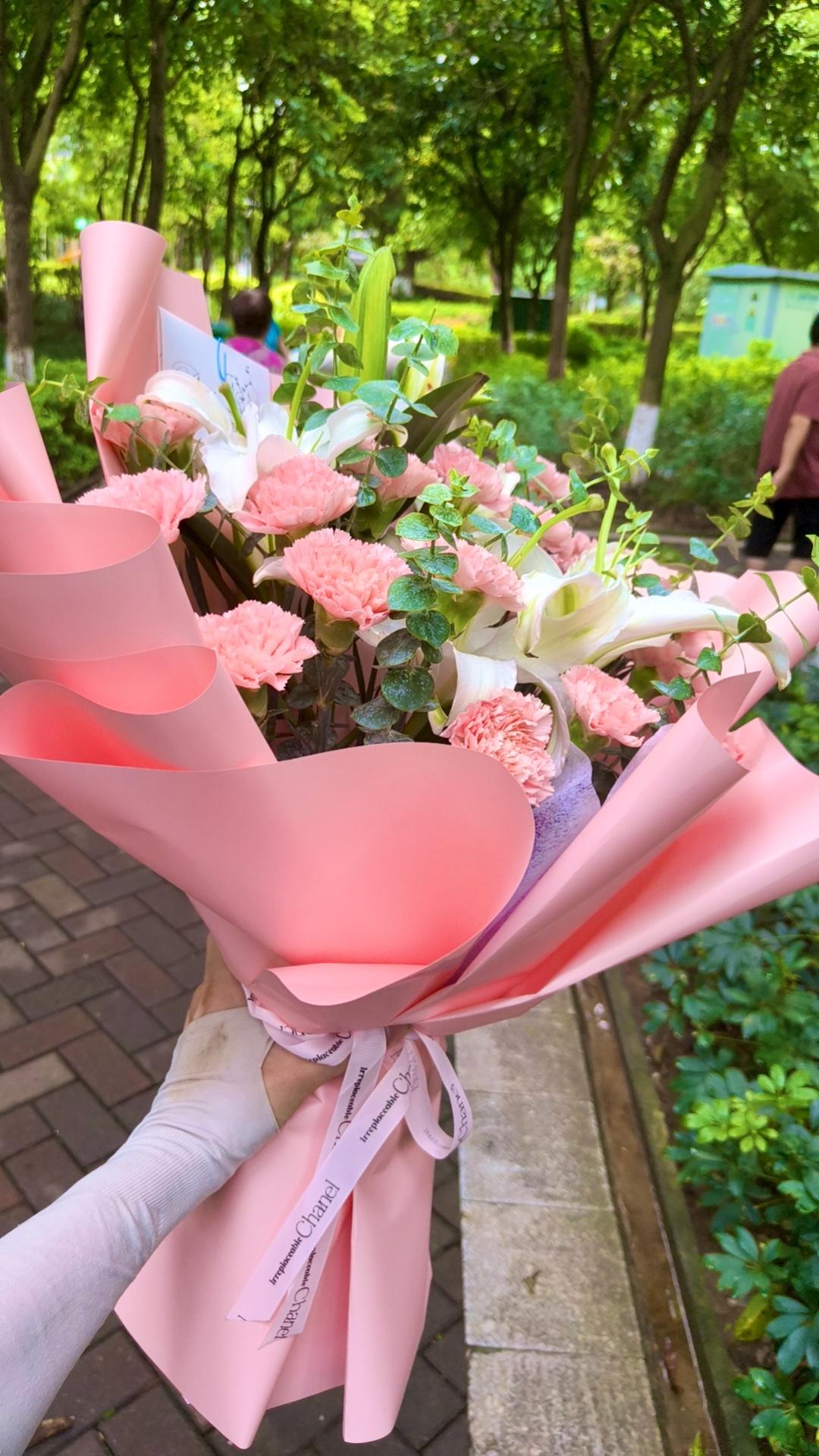 今天帮人送一束花，跑到对方美女的家里，交到她的手上，美女娇滴滴地对我说谢谢你，听