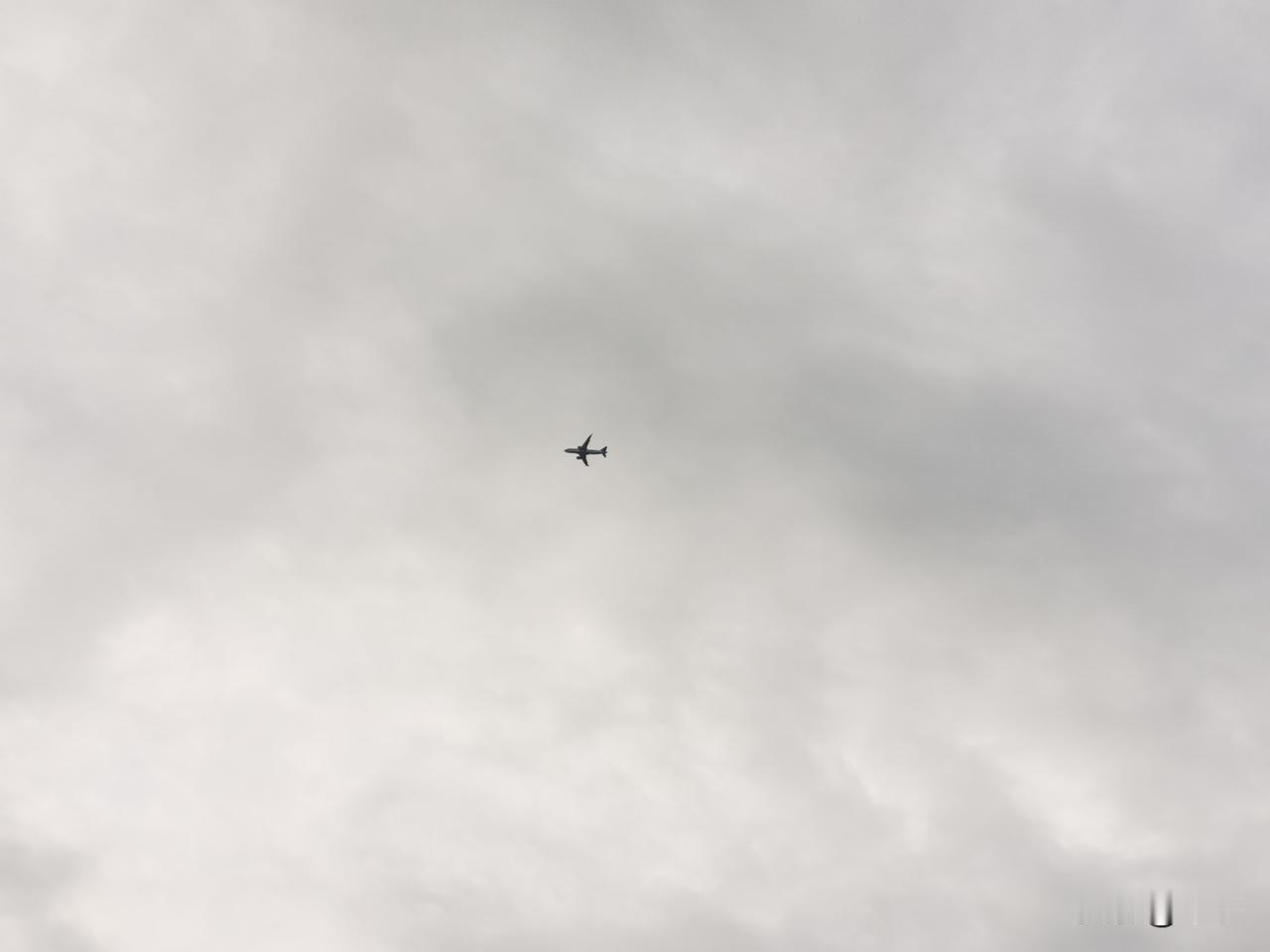 抓拍空中的飞机……