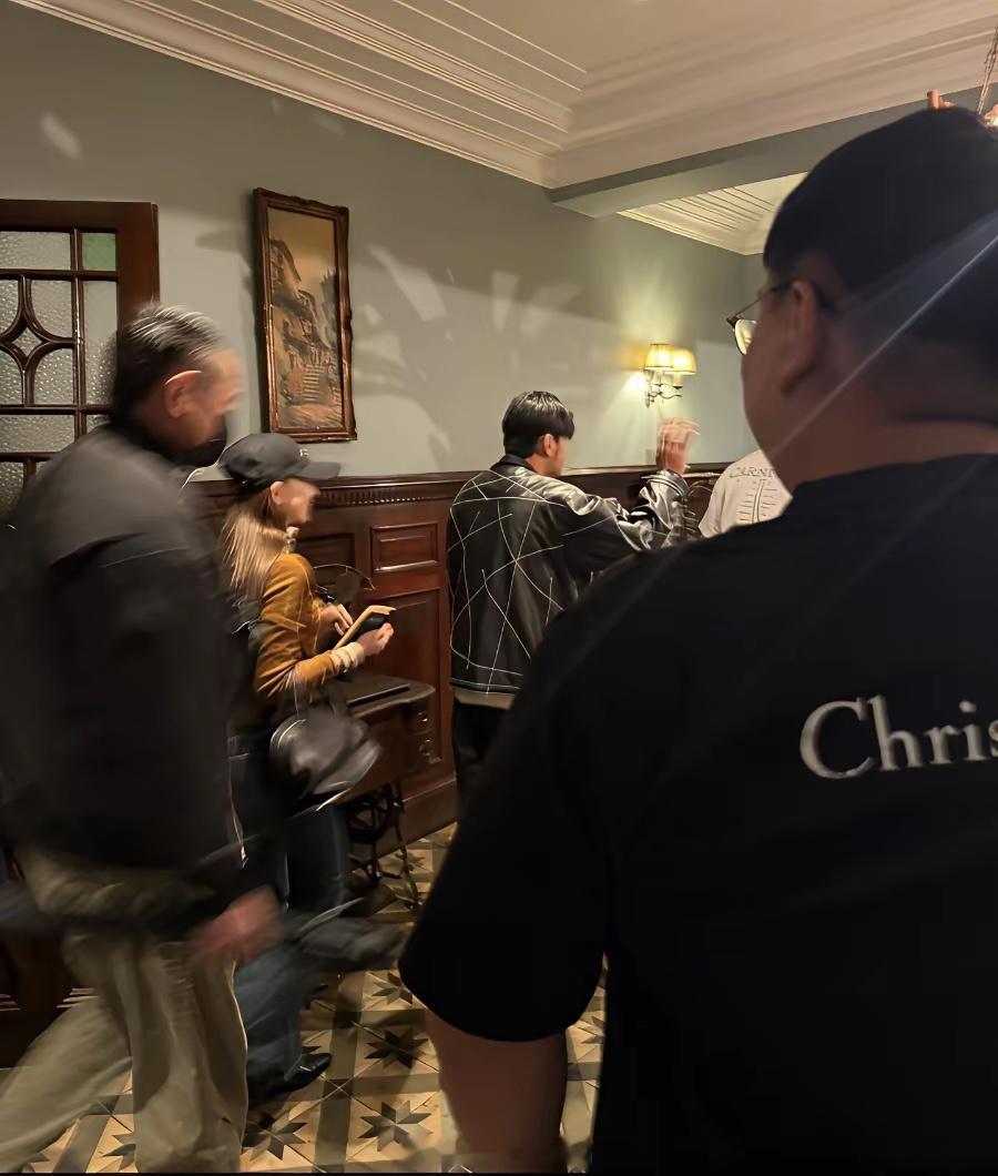 10月6日，周杰伦坐私人飞机从青岛抵达上海后和昆凌到上海一饭店吃饭，晚上周杰伦驼