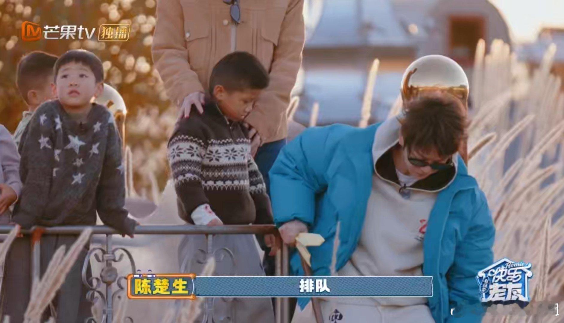 陈楚生 王栎鑫我也要抱抱  谁懂啊！陈里里小朋友软乎乎的超可爱，糊糊接娃下楼梯时