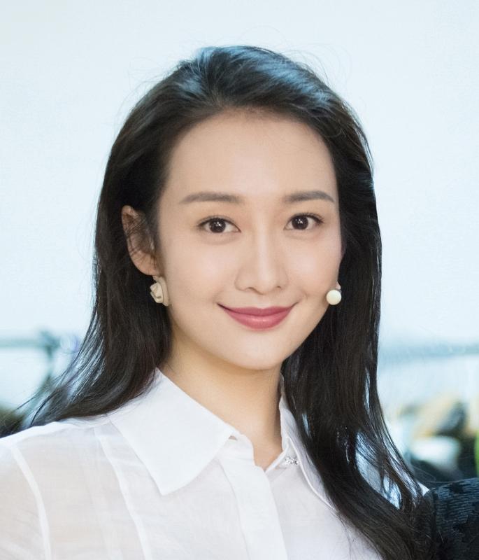 44岁王鸥在直播中公开表示自己单身，曾与德云社演员何九华传出恋情绯闻，去年被曝带