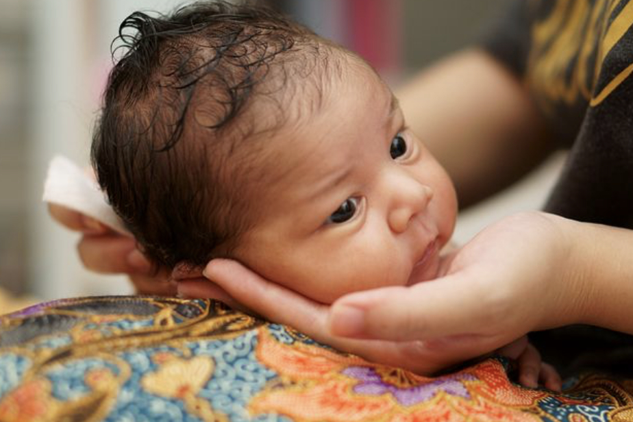 产后，如何促进乳汁分泌？#孙艺珍产后复出# 首先建议婴儿出生后应尽早让其吸吮母乳