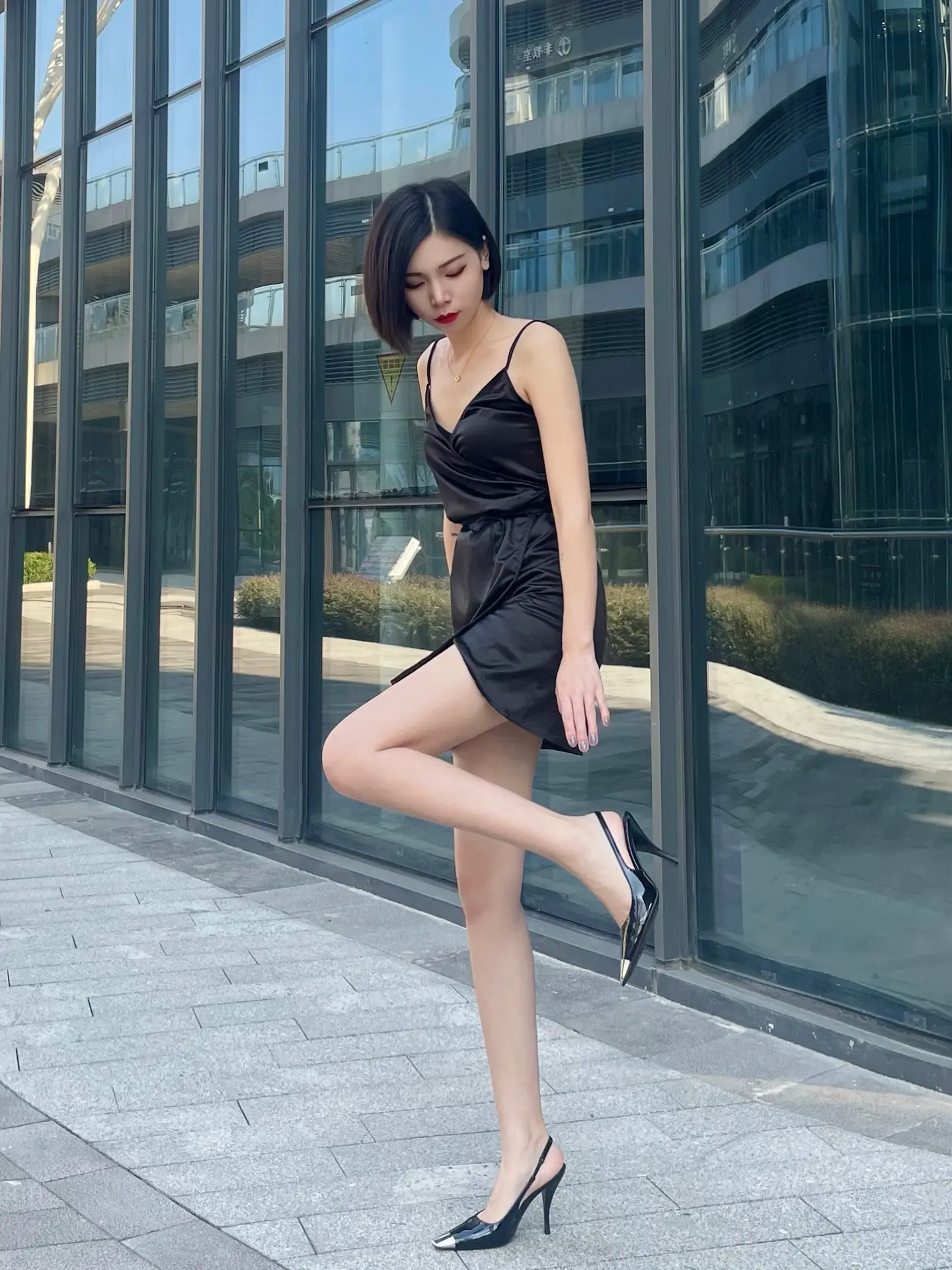 你说对我还有爱，是因为我今天穿了丝绸吊带。是的，丝绸吊带连衣裙她来了...