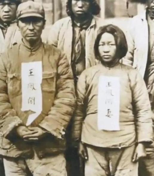 1937年，父亲被日军残忍杀害，5岁孩童强忍泪水安慰母亲，“妈妈，我不怕，你抱紧
