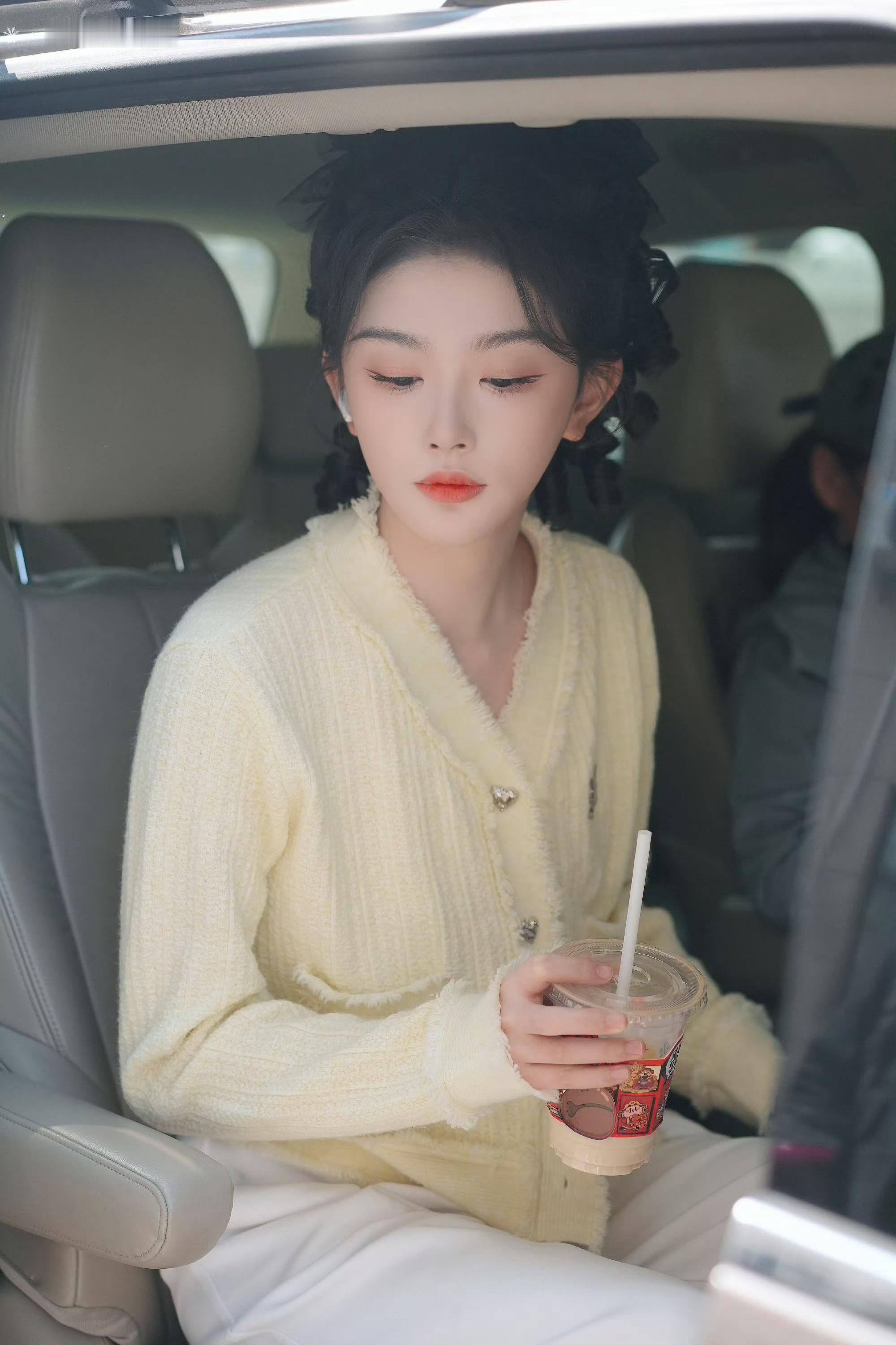 好老款的《金粉世家》发型~雪儿有民国美女那味儿了 ​​​