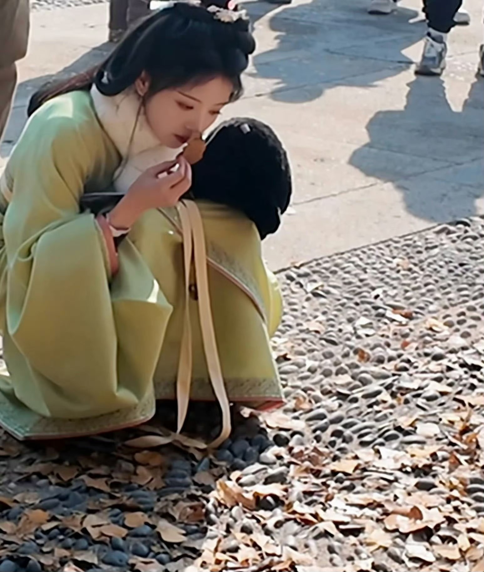 田曦薇嫁金钗片场撸猫田曦薇嫁金钗片场live图 这个小田真的超甜 live图的生