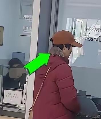 这个真忍不了！一女子去银行窗口办理业务，工作人员看到女子肩膀上有一只大老鼠，吓得