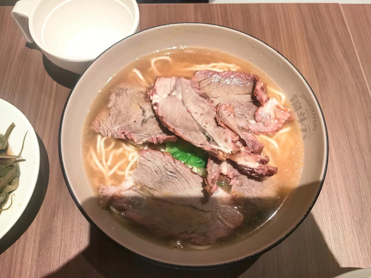 今天我跟闺女聊天——
我：你觉得你爸帅不帅？
闺女：帅。
我：你爸负不负责任？
