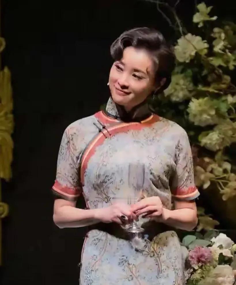 吴越在新话剧中的造型，真是美出了新高度！如同盛开的玫瑰，散发着迷人的芬芳。一头复