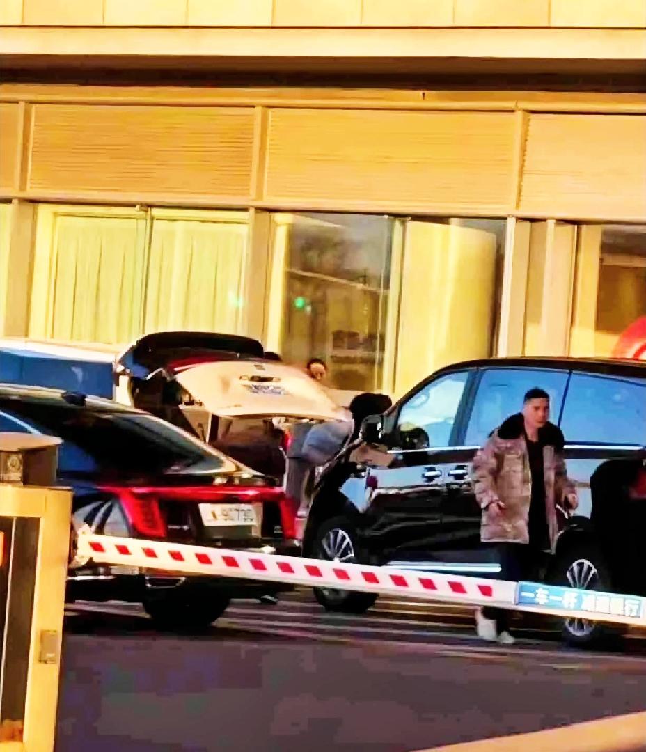 国乒出发亚洲杯，
孙颖莎、王楚钦一前一后走VIP通道，
虽然只是远远看到他们的身