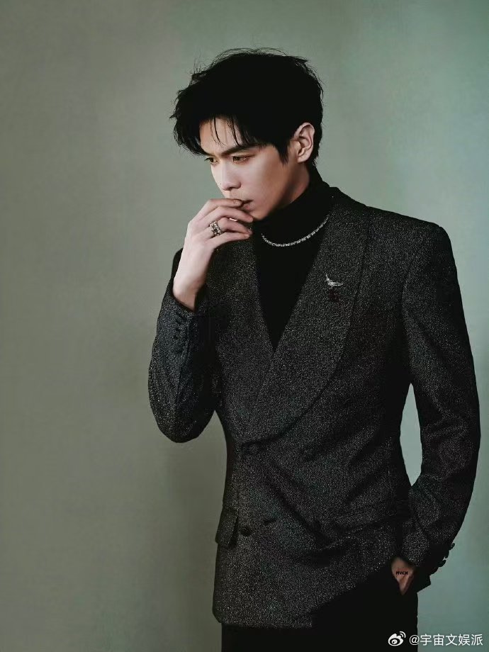 张若昀也穿了红底皮鞋 哇塞！张若昀红底皮鞋一穿，走路带风自带高光，又苏又拽帅炸，